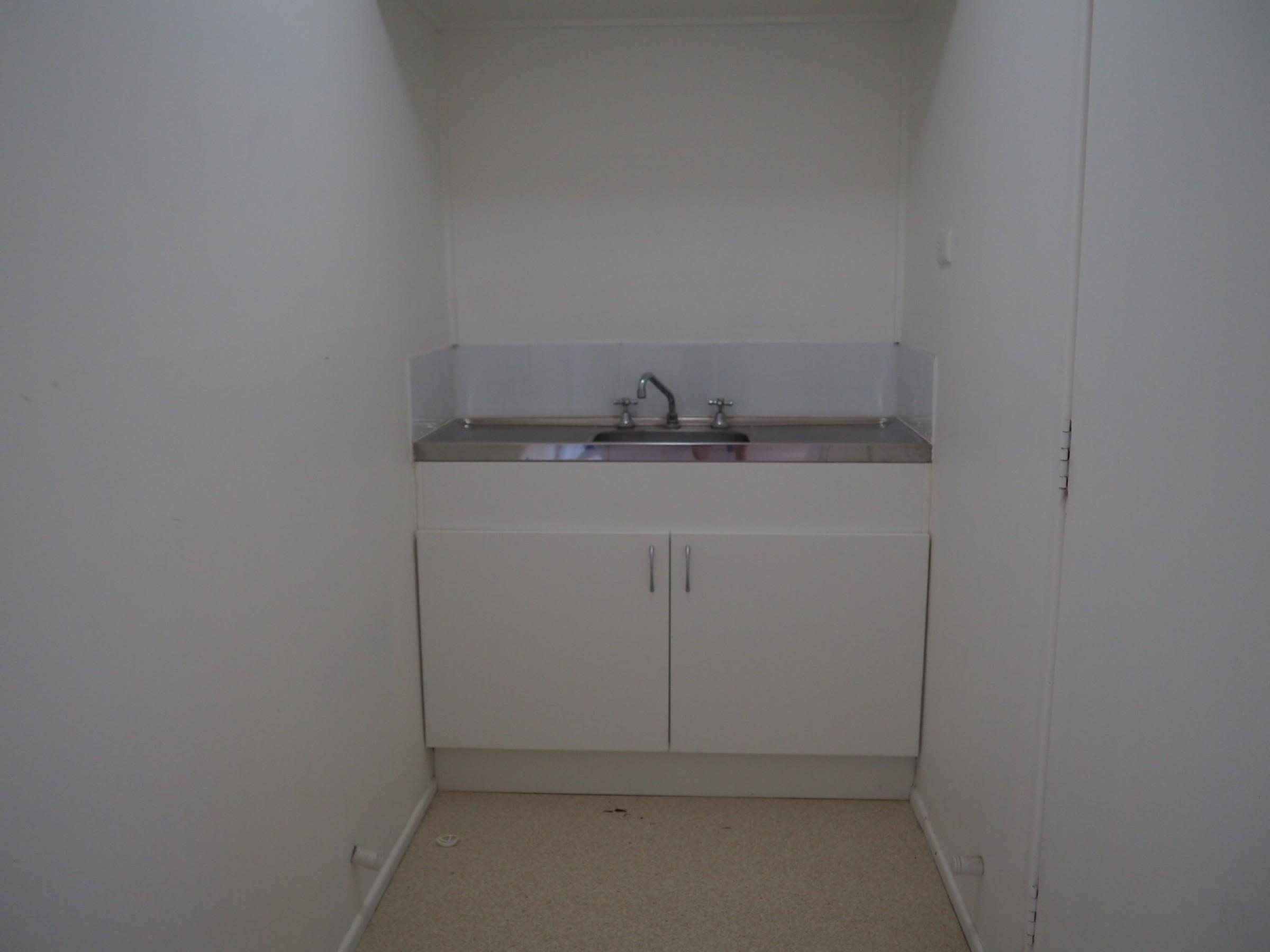 Cheapie for the Single: Studio Unit, Condon, photo 5 of 7